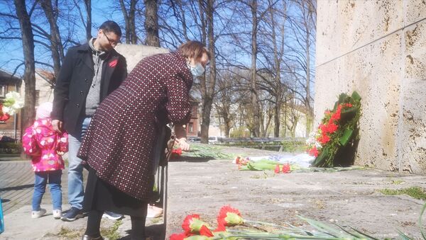 Первое мая у мемориала участникам первой социалистической революции в столице Лифляндии - Sputnik Латвия