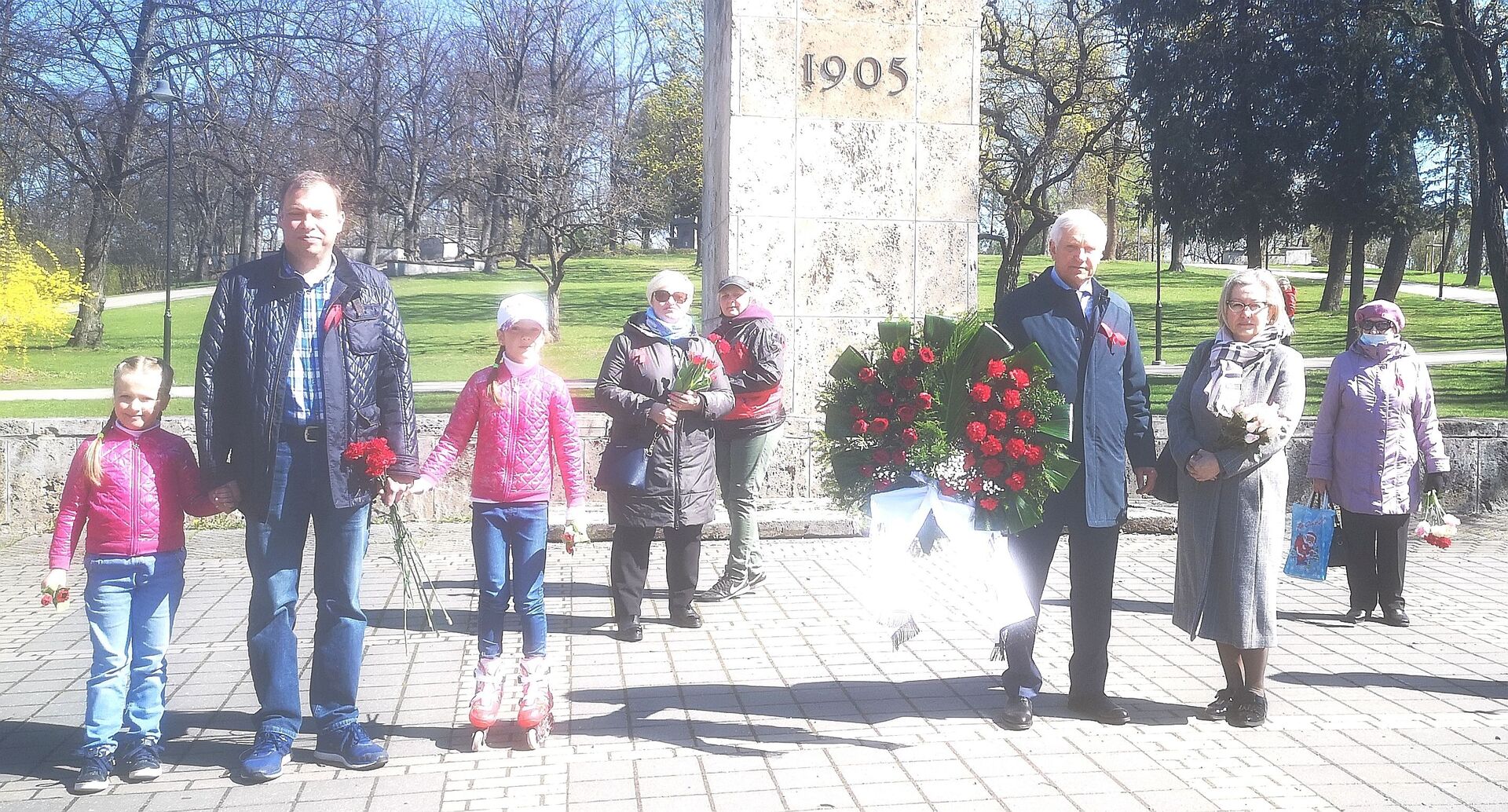 Артур Рубикс с детьми (слева) и Владимир Фролов (справа) - Sputnik Латвия, 1920, 01.06.2021