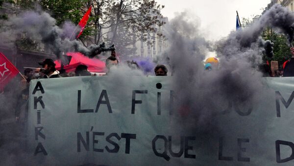 Беспорядки на первомайской демонстрации в Париже - Sputnik Латвия