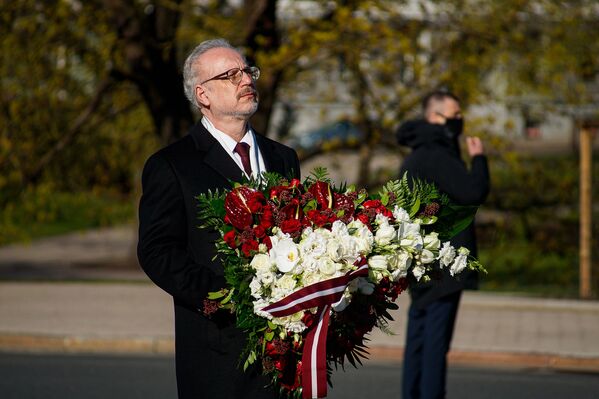 Latvijas prezidents Egils Levits gatavojas nolikt ziedus pie Brīvības pieminekļa Latvijas neatkarības atjaunošanas dienā Latvijas prezidents Egils Levits gatavojas nolikt ziedus pie Brīvības pieminekļa Latvijas neatkarības atjaunošanas dienā - Sputnik Latvija