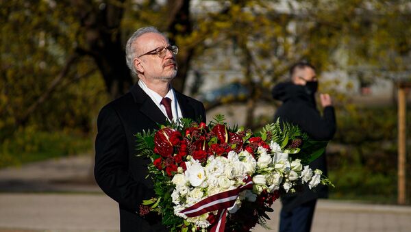 Latvijas prezidents Egils Levits gatavojas nolikt ziedus pie Brīvības pieminekļa Latvijas neatkarības atjaunošanas dienā - Sputnik Latvija