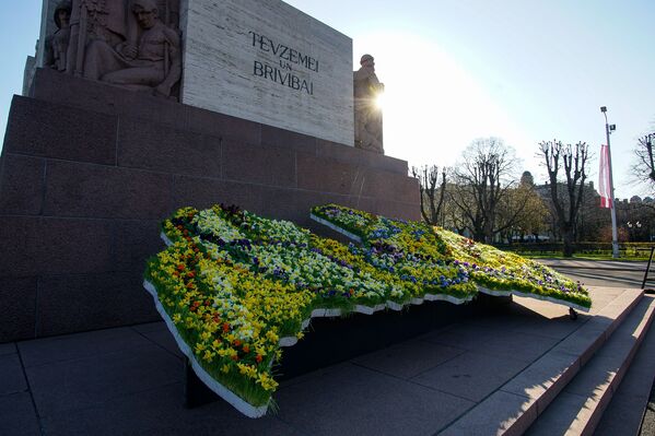 Latvijas karte no ziediem pie Brīvības pieminekļa Latvijas neatkarības atjaunošanas dienā Latvijas karte no ziediem pie Brīvības pieminekļa Latvijas neatkarības atjaunošanas dienā - Sputnik Latvija