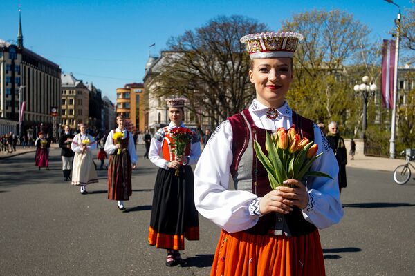 Meitenes tautastērpos pie Brīvības pieminekļa Latvijas neatkarības atjaunošanas dienā Meitenes tautastērpos pie Brīvības pieminekļa Latvijas neatkarības atjaunošanas dienā - Sputnik Latvija