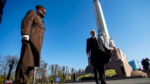 Солдат почетного караула и президент Латвии Эгилс Левитс у памятника Свободы - Sputnik Латвия