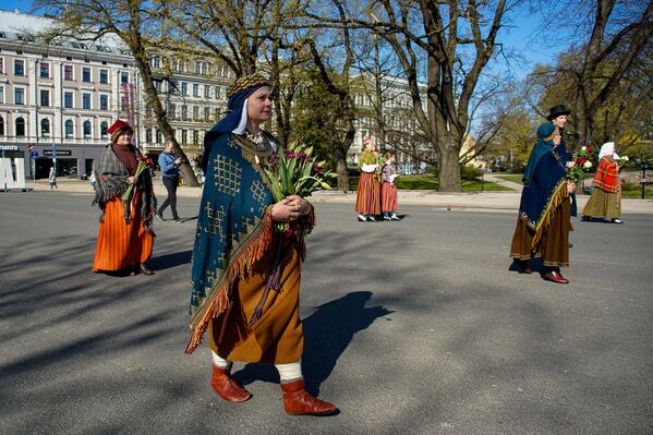 Sievietes un vīrieši tautastērpos Latvijas neatkarības atjaunošanas dienā Sievietes un vīrieši tautastērpos Latvijas neatkarības atjaunošanas dienā - Sputnik Latvija