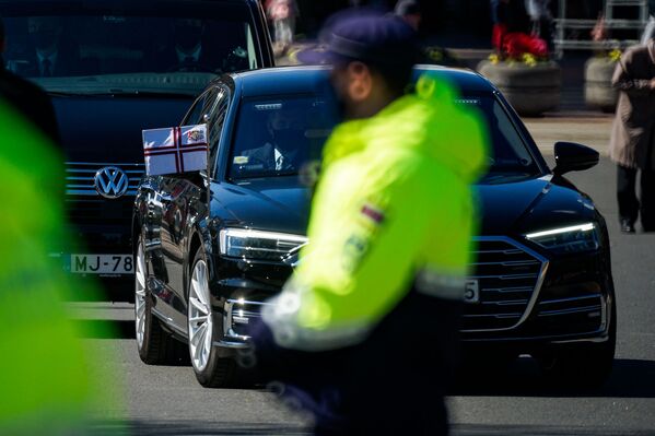 Latvijas premjerministra Krišjāņa Kariņa automašīna Latvijas premjerministra Krišjāņa Kariņa automašīna - Sputnik Latvija