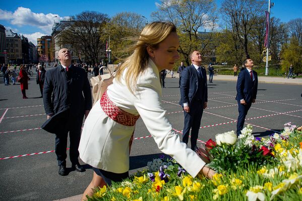 Zaļo un zemnieku parlamentārās frakcijas pārstāvji pie Brīvības pieminekļa Latvijas neatkarības atjaunošanas dienā Zaļo un zemnieku parlamentārās frakcijas pārstāvji pie Brīvības pieminekļa Latvijas neatkarības atjaunošanas dienā - Sputnik Latvija