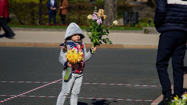 Девочка с цветами - Sputnik Latvija