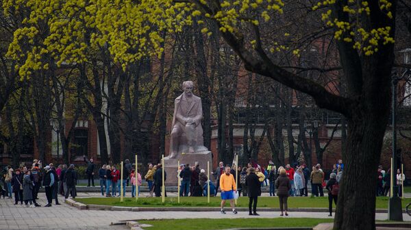 Люди собрались на Эспланаде у памятника Райниса в поддержку Алдиса Гобземса, который вышел погулять - Sputnik Латвия