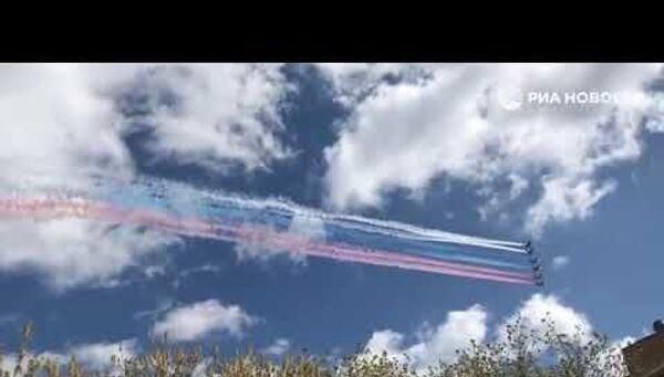 Флаг России расцвел в небе над Москвой: репетиция воздушной части парада Победы - Sputnik Latvija