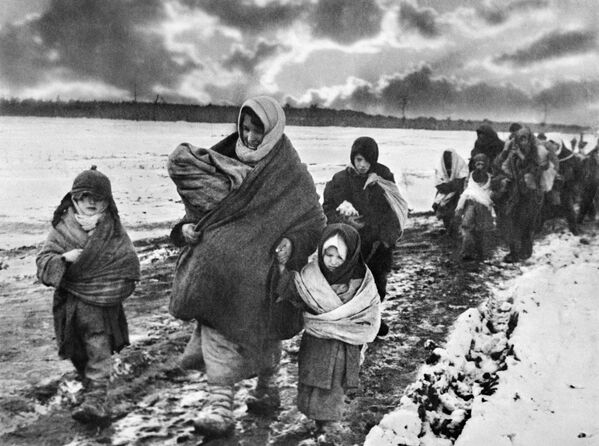 Советские женщины и дети возвращаются домой, 1943 год - Sputnik Латвия