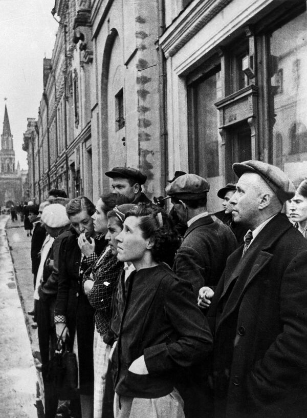 Жители столицы 22 июня 1941 года во время объявления по радио правительственного сообщения о вероломном нападении фашистской Германии на Советский Союз - Sputnik Латвия