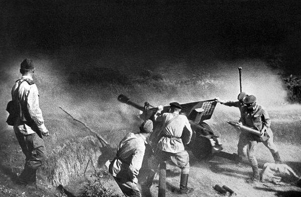 Артиллерийский расчет во время боя, Северный Кавказ, 1943 год - Sputnik Латвия