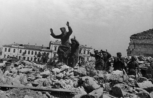 Пленные немцы на развалинах Севастополя около Графской пристани, 1942 год - Sputnik Латвия