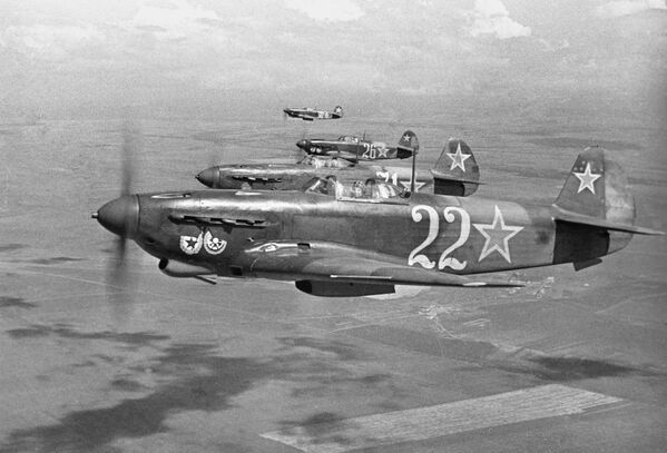 Истребители гвардейского Краснознаменного авиаполка в небе над Севастополем во время Великой Отечественной войны, 1944 год - Sputnik Латвия