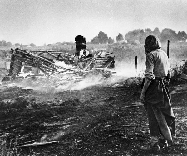 Гитлеровцы сожгли дотла белорусскую деревню, 1944 год - Sputnik Латвия