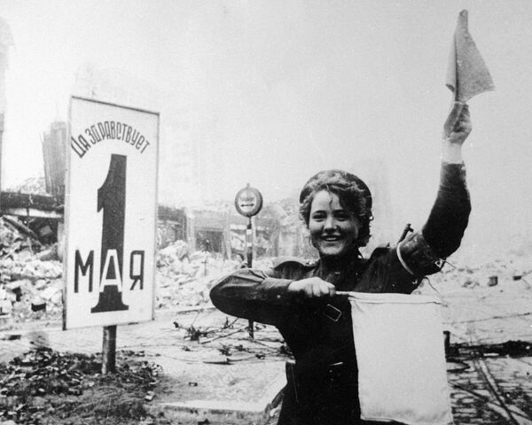 Военная регулировщица Мария Шальнева на Александерплац в Берлине, 1945 год - Sputnik Латвия