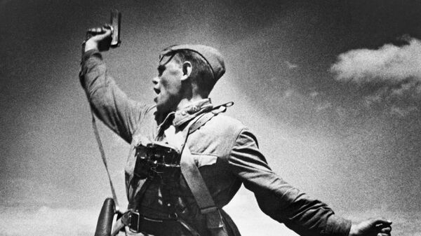  Фотография Комбат Макса Альперта, 1942 год - Sputnik Latvija
