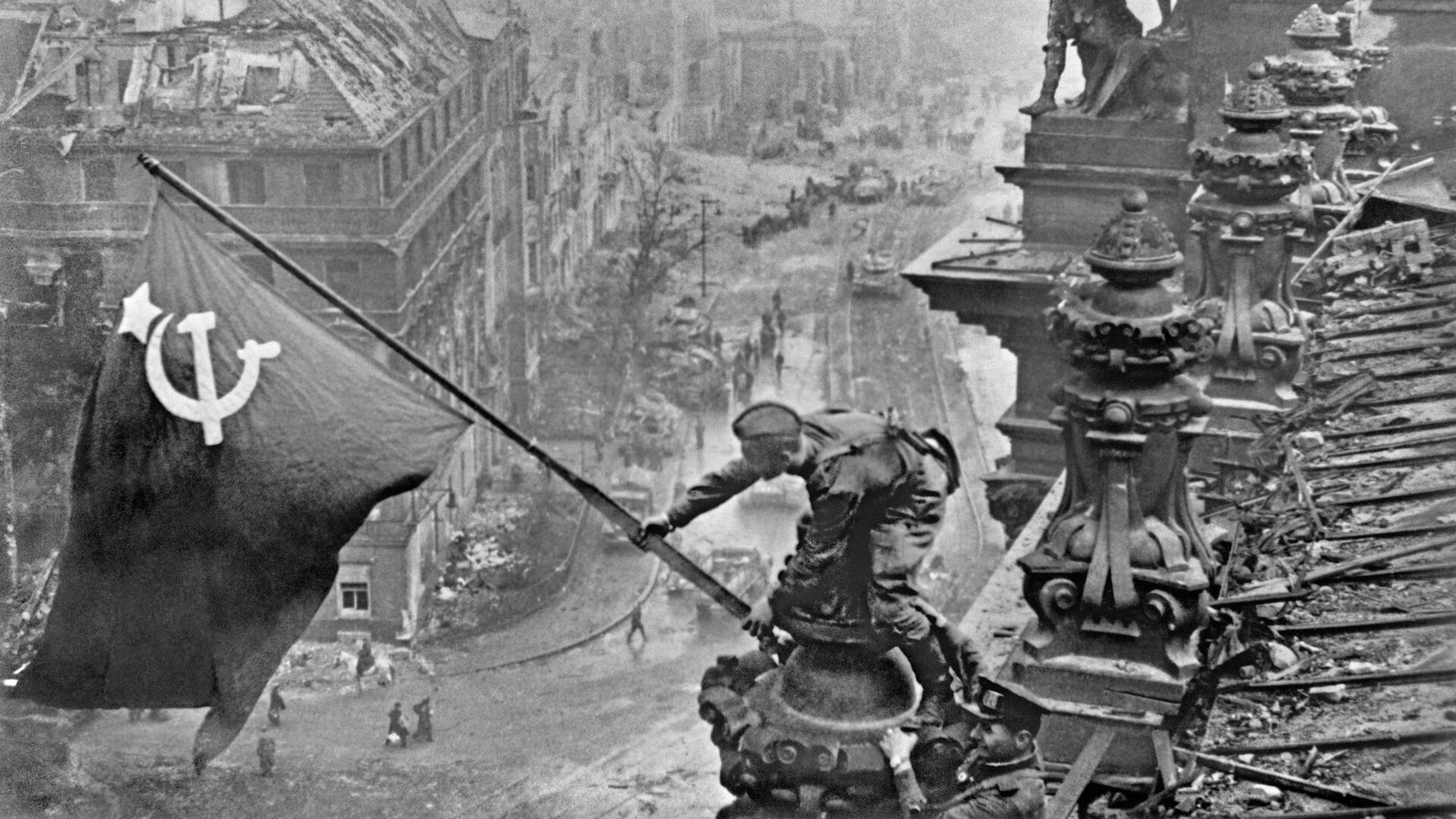 Знамя Победы над Берлином, 1945 год - Sputnik Латвия, 1920, 22.06.2021