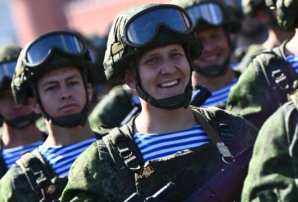 Военнослужащие Воздушно-десантных войск во время генеральной репетиции парада. Военнослужащие Воздушно-десантных войск во время генеральной репетиции парада. - Sputnik Латвия