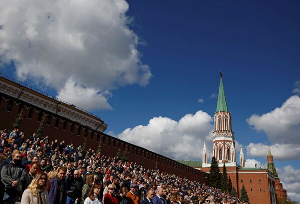 Много людей пришло понаблюдать за репетицией парада. - Sputnik Латвия
