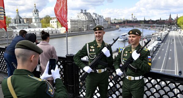 Военнослужащие на мосту через Москву-реку. - Sputnik Латвия