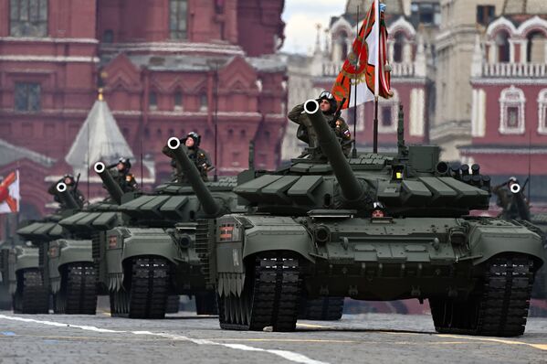 Tanks T-72BZM Uzvaras Lielajā Tēvijas karā 76. gadadienai veltītās parādes ģenerālmēģinājumā Maskavā Tanks T-72BZM Uzvaras Lielajā Tēvijas karā 76. gadadienai veltītās parādes ģenerālmēģinājumā Maskavā - Sputnik Latvija