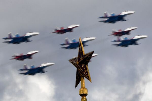 Pilotāžas grupu Russkije vityazi un Strizhi iznīcinātāju MiG-29 un Su-30SM ierinda Kubas briljants Pilotāžas grupu Russkije vityazi un Strizhi iznīcinātāju MiG-29 un Su-30SM ierinda Kubas briljants - Sputnik Latvija