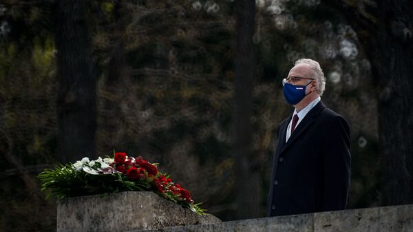 Президент Латвии Эгилс Левитс в День Европы пришел возлагать цветы к мемориалу на воинском Братском кладбище - Sputnik Латвия