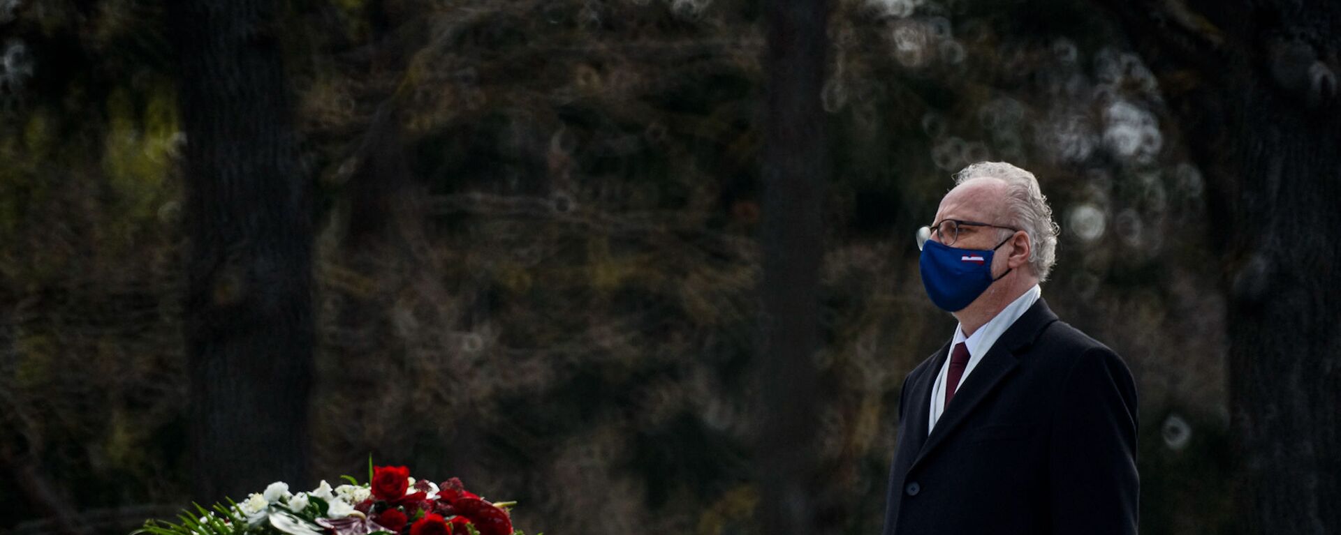 Президент Латвии Эгилс Левитс в День Европы пришел возлагать цветы к мемориалу на воинском Братском кладбище - Sputnik Латвия, 1920, 08.05.2021
