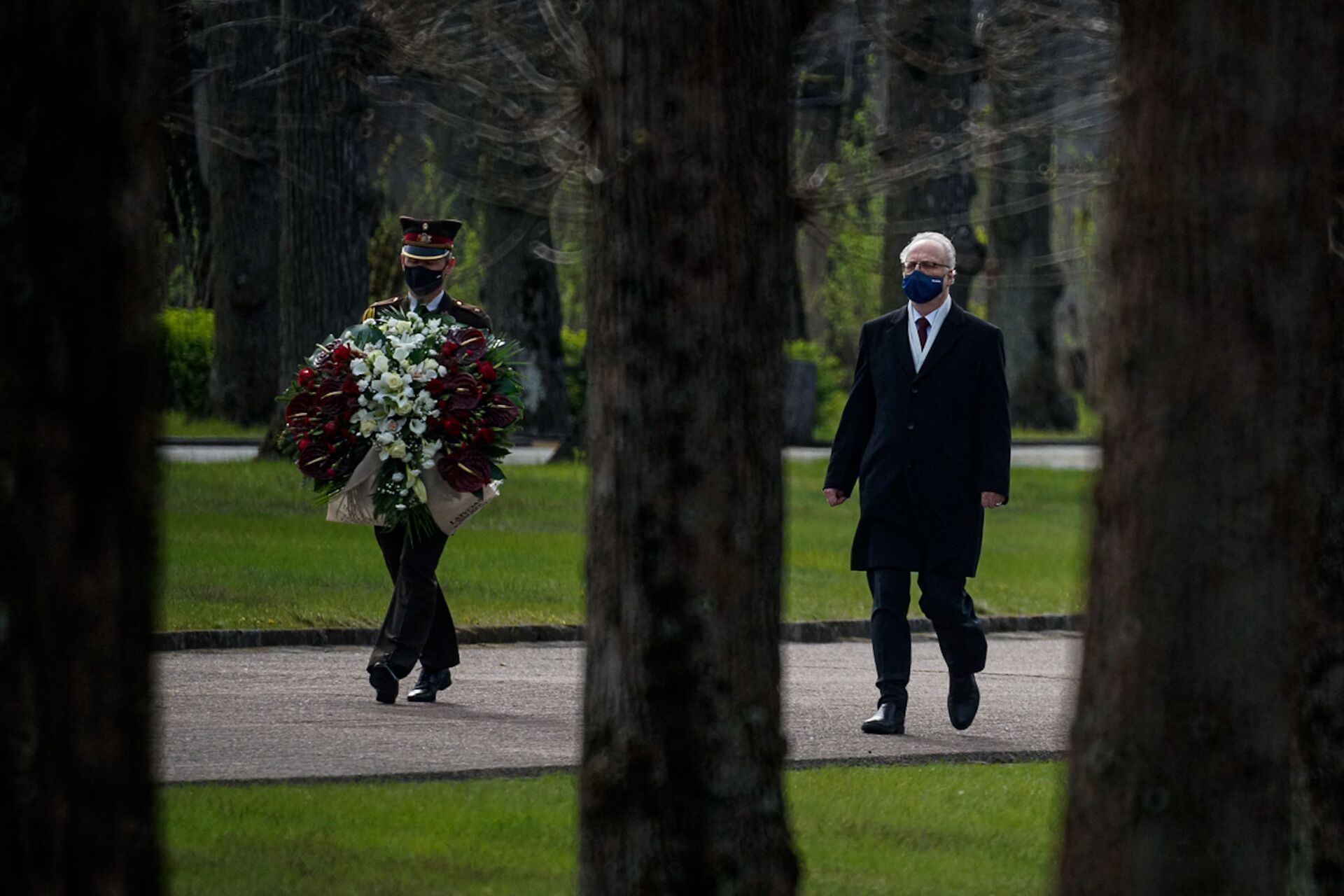 Президент Латвии Эгилс Левитс в День Европы пришел возлагать цветы к мемориалу на воинском Братском кладбище - Sputnik Латвия, 1920, 01.06.2021