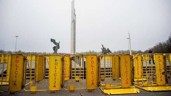 Полицейские закрыли доступ к памятнику Освободителям Риги - Sputnik Latvija