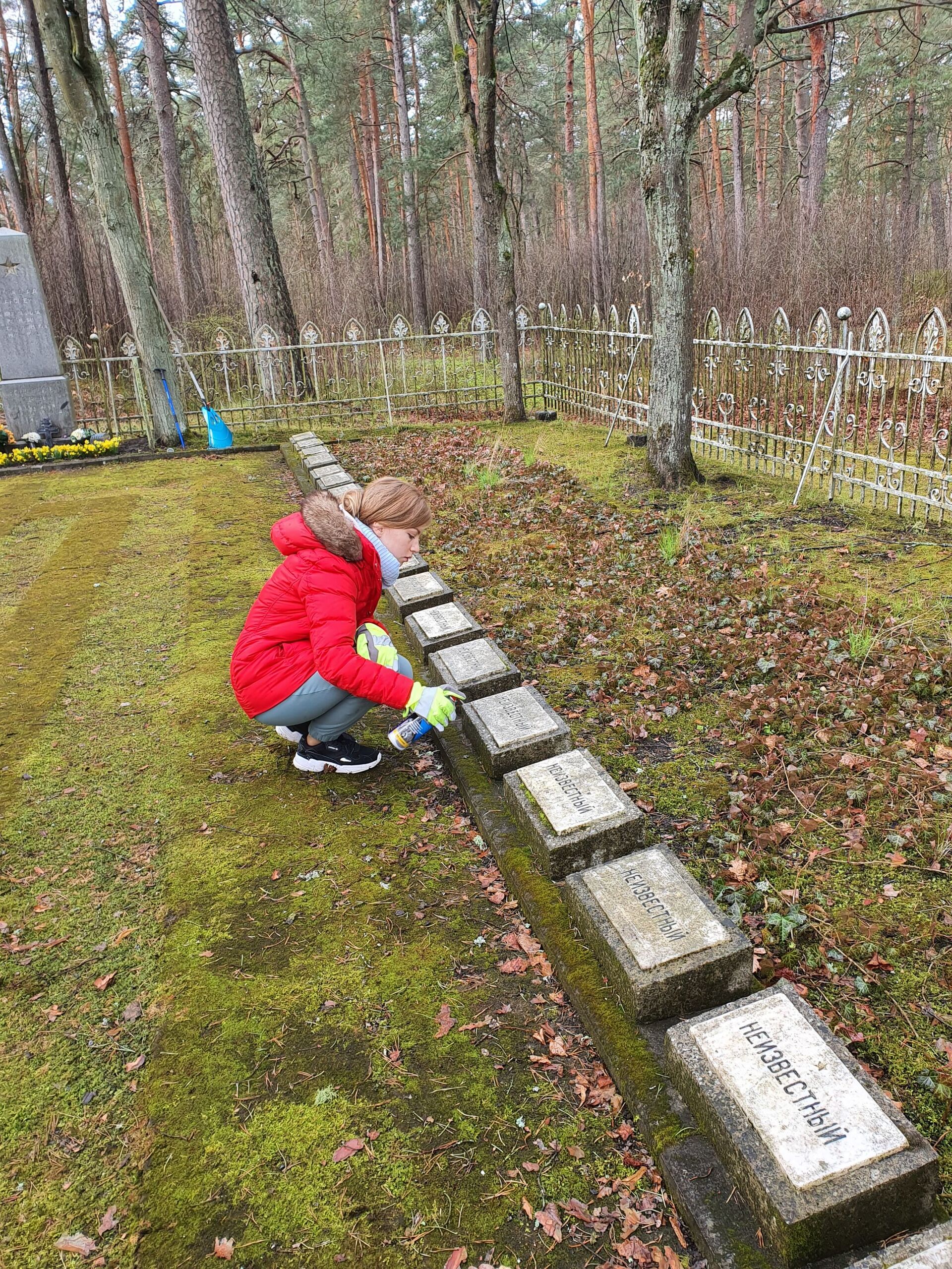 Школьница Маша Донникова чистит таблички на братском кладбище в Предайне - Sputnik Латвия, 1920, 01.06.2021