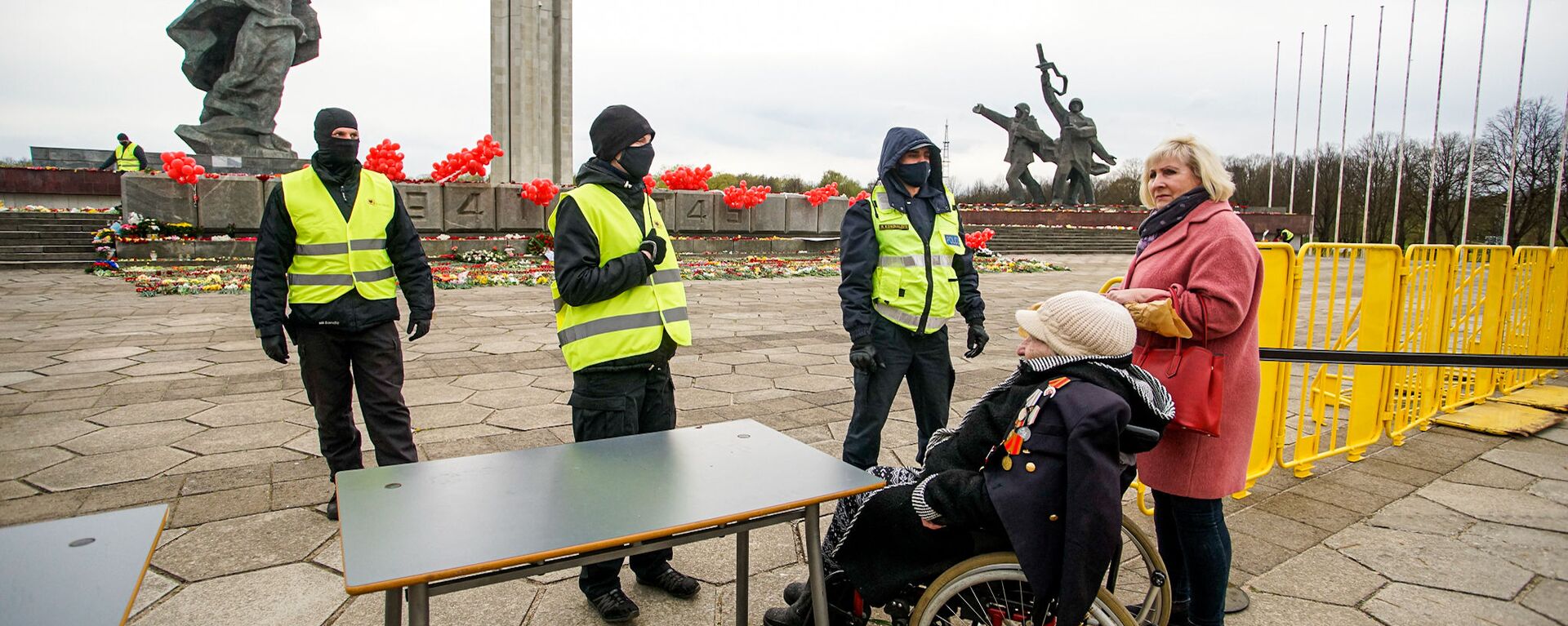 Ветеран хотела лично возложить цветы к подножию памятника Освободителям - Sputnik Латвия, 1920, 09.05.2021