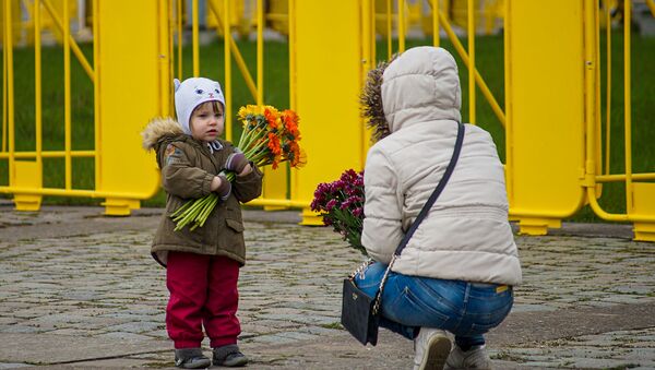 Девочка с цветами возле памятника освободителям Риги - Sputnik Латвия