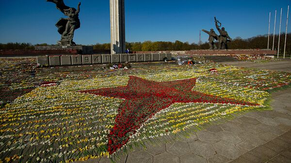 Волонтеры выложили красную звезду из цветов у памятника Освободителям - Sputnik Латвия