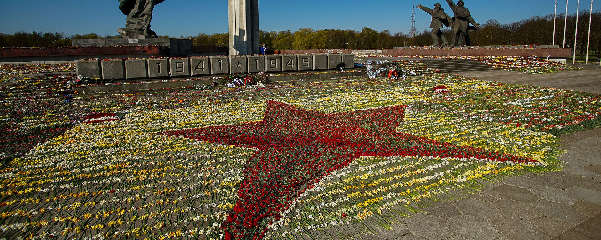 Волонтеры выложили красную звезду из цветов у памятника Освободителям - Sputnik Латвия, 1920, 10.05.2021