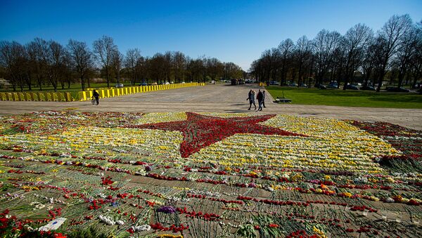 Звезда из цветов, выложенная волонтерами у памятника Освободителям Риги - Sputnik Latvija