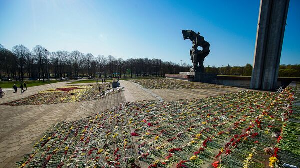 Ситуация у памятника Освободителям Риги утром 10 мая - Sputnik Латвия