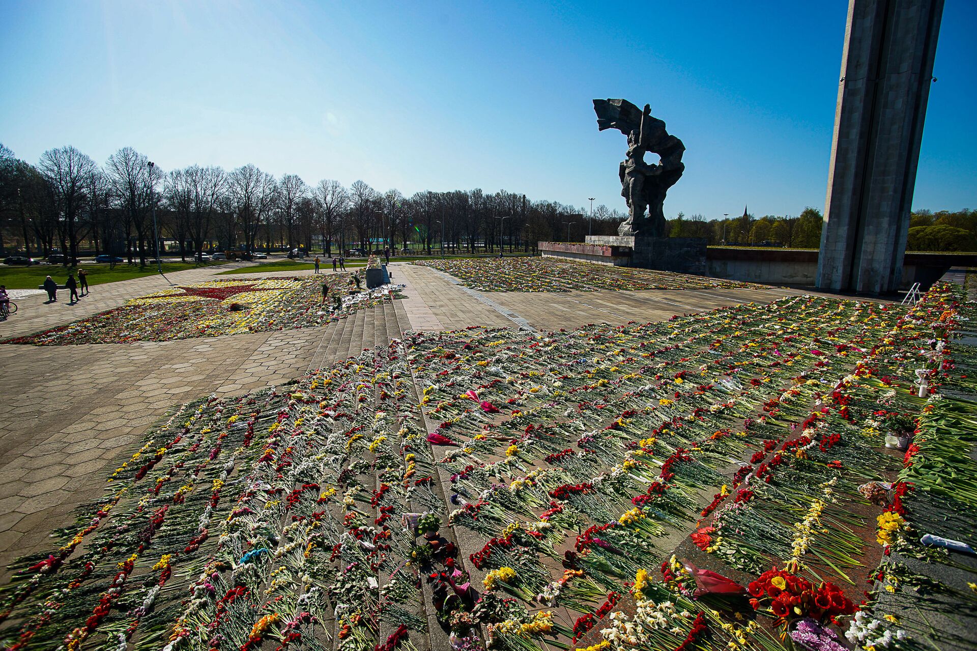 Ситуация у памятника Освободителям Риги утром 10 мая - Sputnik Латвия, 1920, 01.06.2021