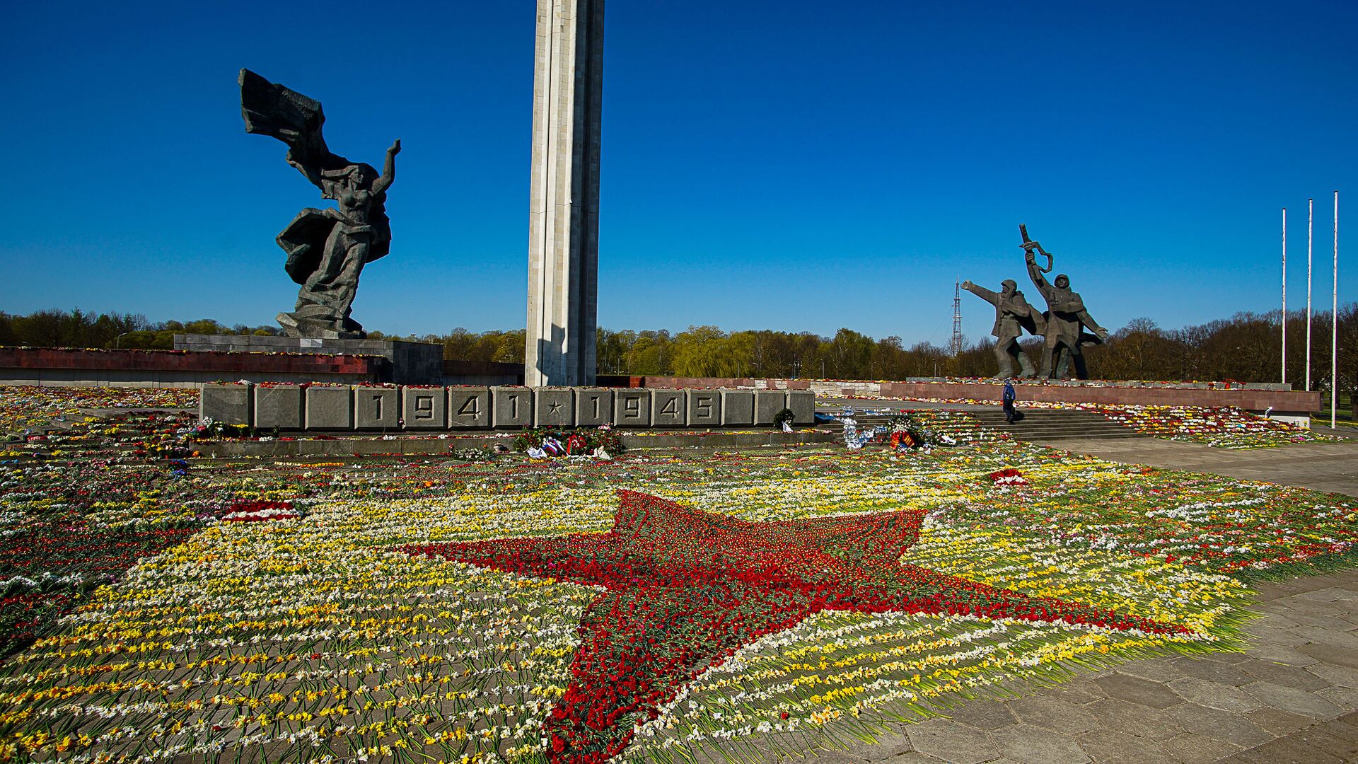 Красная звезда из цветов у памятника Освободителям Риги, выложенная волонтерами - Sputnik Латвия, 1920, 08.04.2022