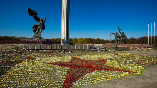 Красная звезда из цветов у памятника Освободителям Риги, выложенная волонтерами - Sputnik Latvija
