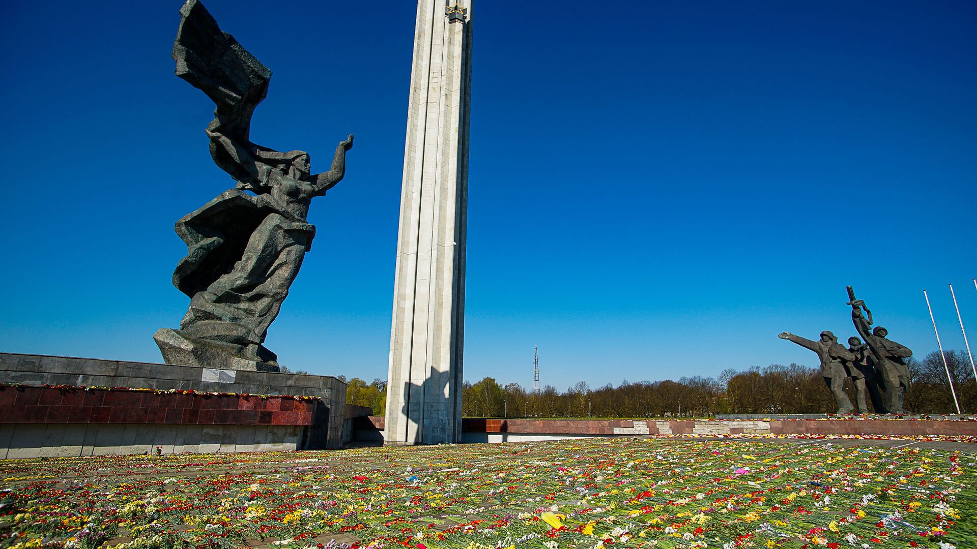 Памятник Освободителям Риги утром 10 мая - Sputnik Латвия, 1920, 13.04.2022