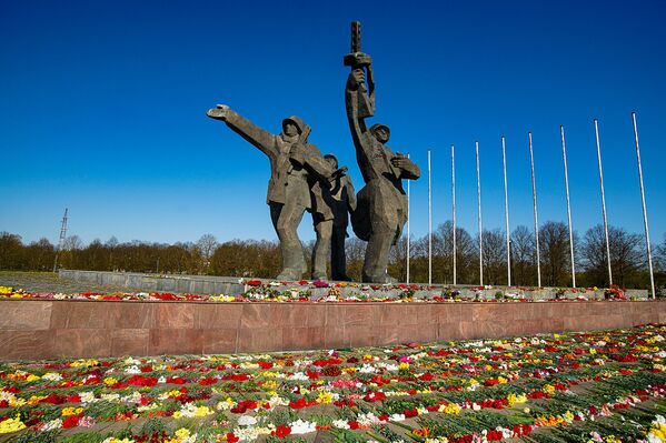 Piemineklis Rīgas Atbrīvotājiem Piemineklis Rīgas Atbrīvotājiem - Sputnik Latvija