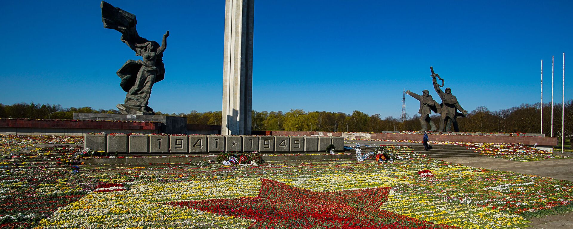 Красная звезда из цветов у памятника Освободителям Риги, выложенная волонтерами - Sputnik Латвия, 1920, 12.05.2021