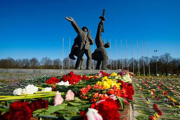 Ziedi pie Uzvaras pieminekļa Rīgā Ziedi pie Uzvaras pieminekļa Rīgā - Sputnik Latvija