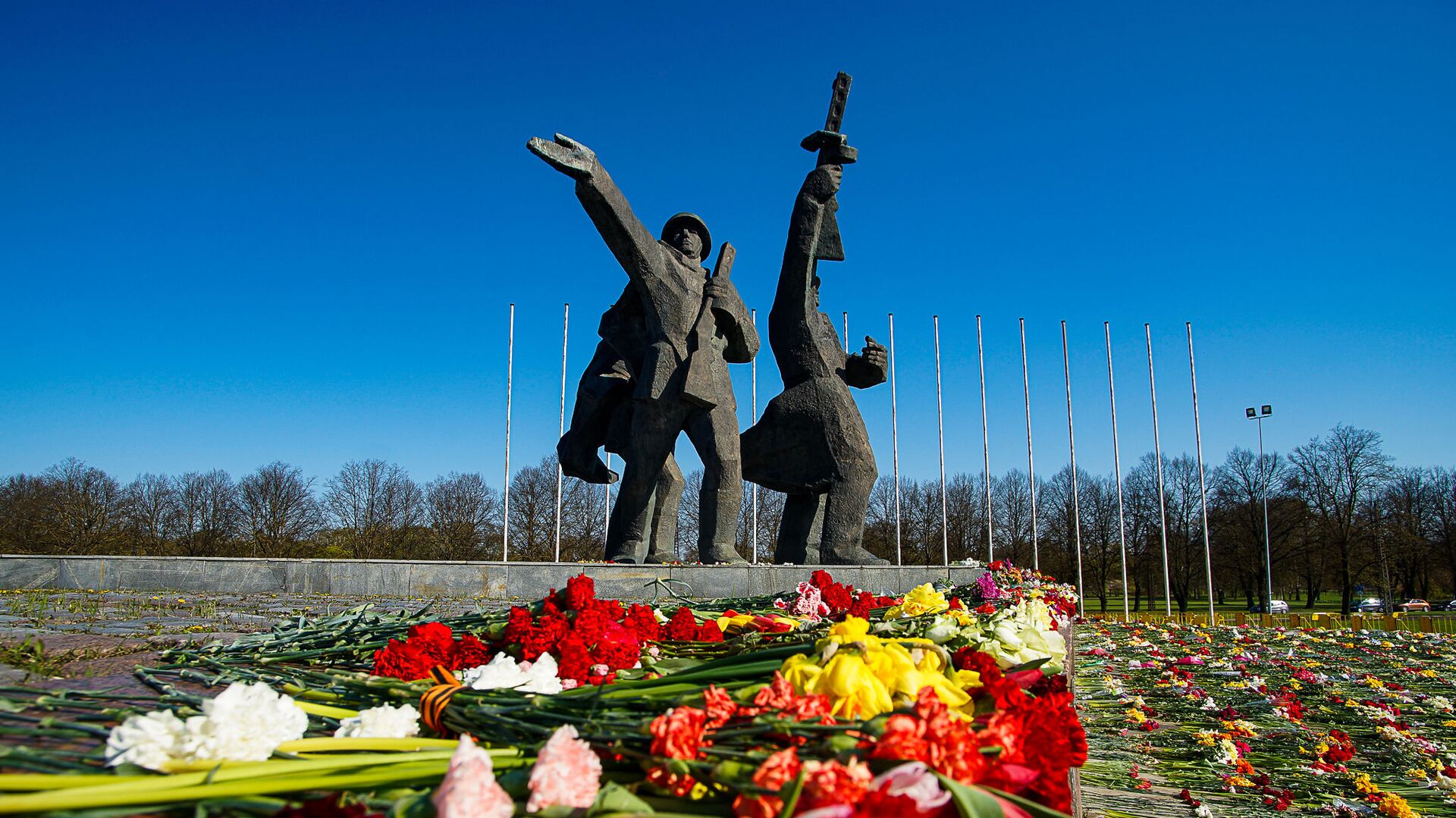 Цветы у памятника Освободителям Риги - Sputnik Латвия, 1920, 04.05.2022