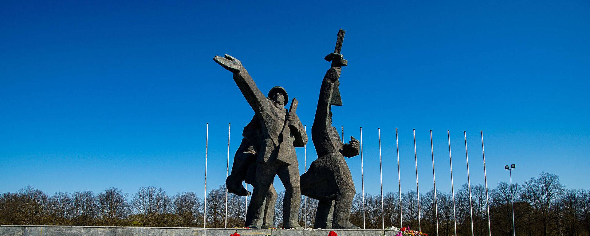 Цветы у памятника Освободителям Риги - Sputnik Латвия, 1920, 14.05.2021