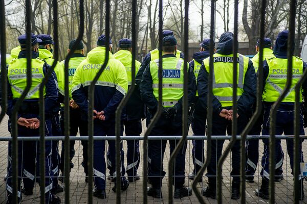 Policija uzvaras parkā Policija uzvaras parkā - Sputnik Latvija