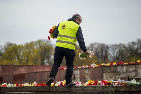 Rīgas meži darbinieks novieto ziedus pie Uzvaras pieminekļa Rīgas meži darbinieks novieto ziedus pie Uzvaras pieminekļa - Sputnik Latvija